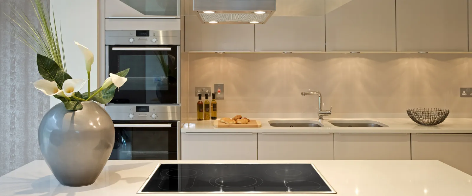 Een lichte keuken met warme, natuurlijke materialen